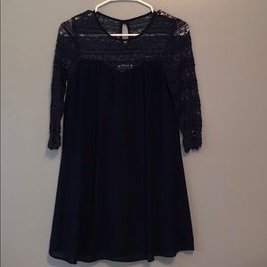 Quarter-length-sleeved dress